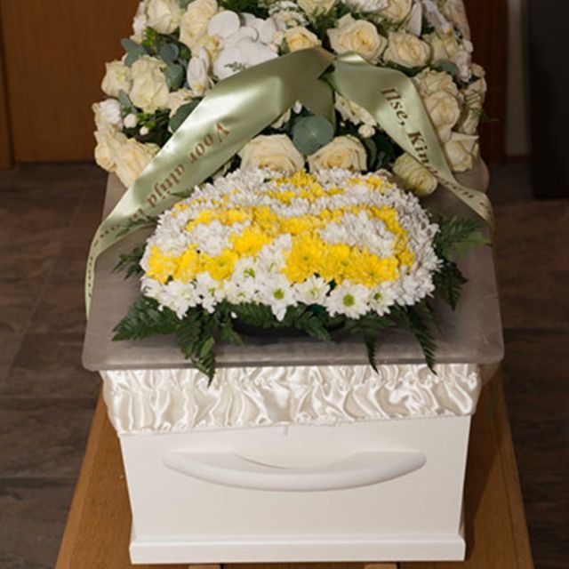 Kist met bloemen uitvaart