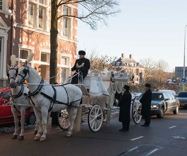 Rouwstoet met koets
